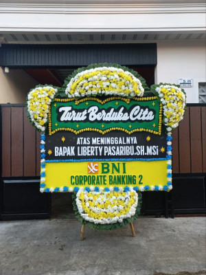 Papan Bunga Duka di Punggung Lading