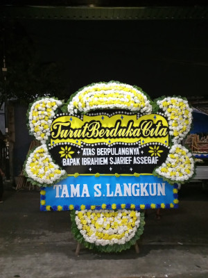 Papan Bunga Duka di Punggung Lading