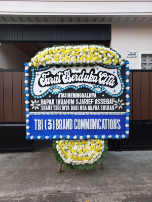 Papan Bunga Duka di Punggung Lading